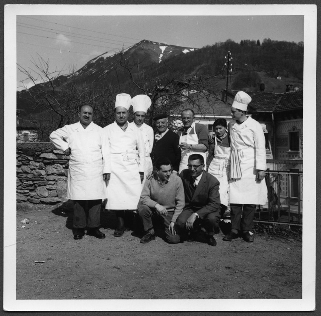 Membri del comitato del carnevale di Tesserete in posa ai Giardinetti