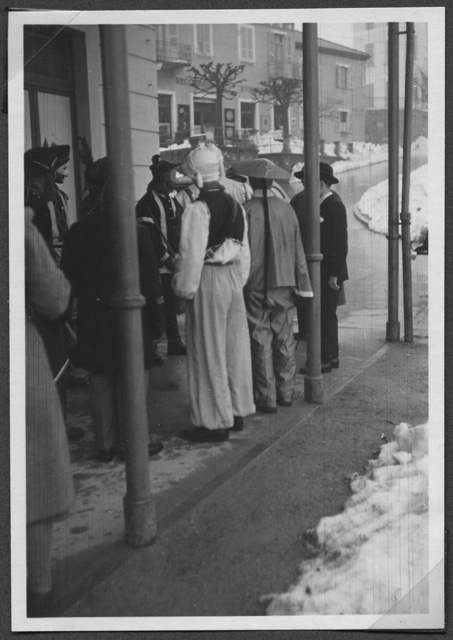 Gruppo di maschere alla stazione di Tesserete