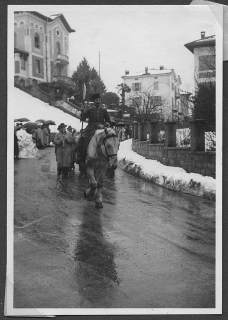 Uomo a cavallo al carnevale di Tesserete