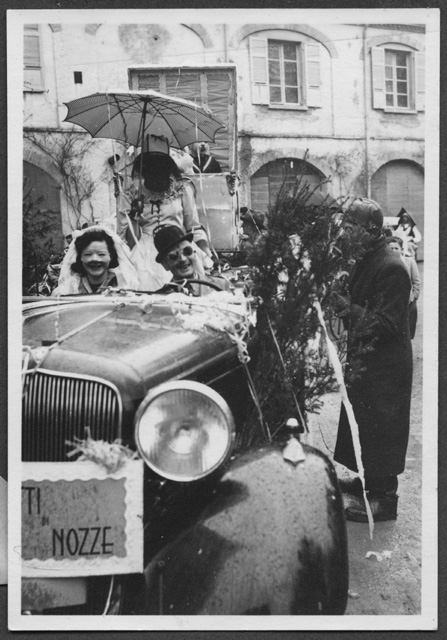 Coppia mascherata su un'automobile