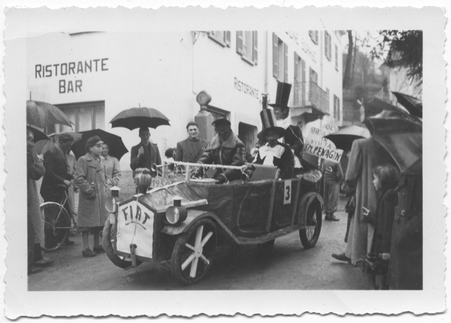 Partenza della sfilata dei carri davanti alla Pensione Sorriso