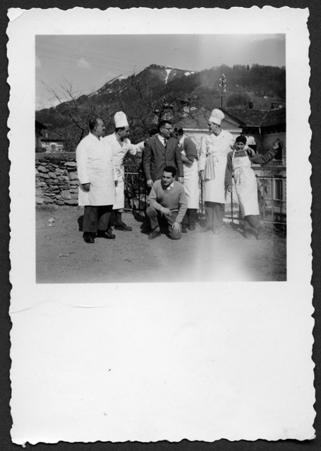 Membri del comitato di carnevale in posa ai Giardinetti