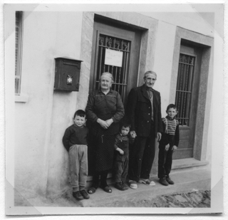 Giulia e Federico Gianini davanti alla posta di Corticiasca con i nipoti