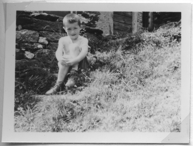 Renato Gianini seduto sull'erba a Piazza