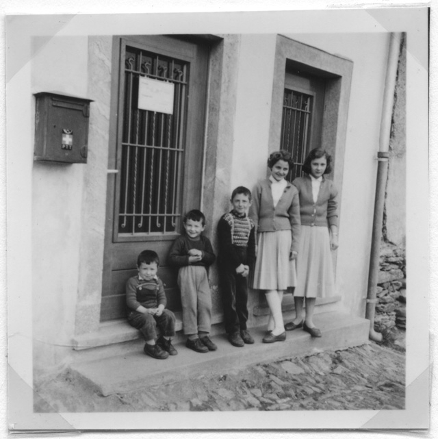 Helios, Bruno e Renato Gianini con le cugine davanti alla posta di Corticiasca