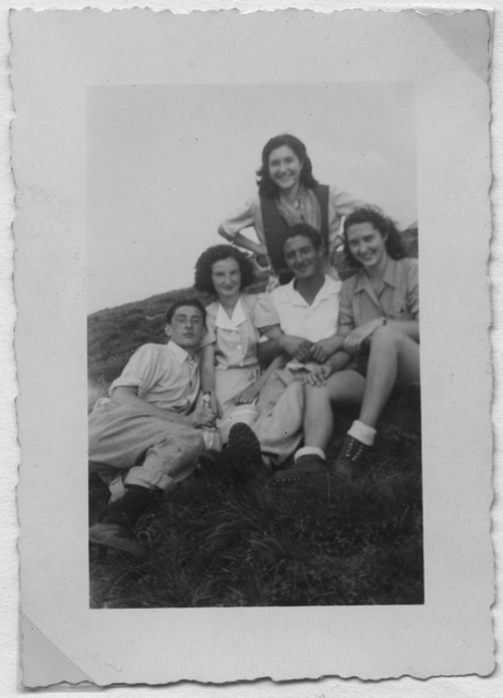 Alessio e Martina Gianini con amici al San Lucio