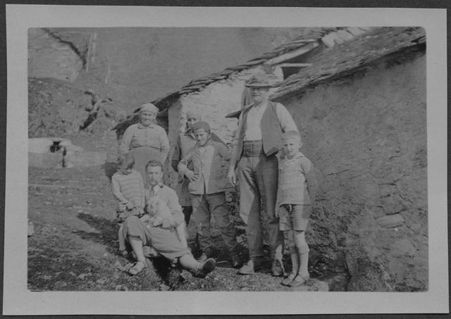 Mario Bernasconi con un gruppo di persone