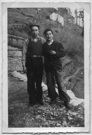 Ugo Gianini in posa con un amico a Corticiasca