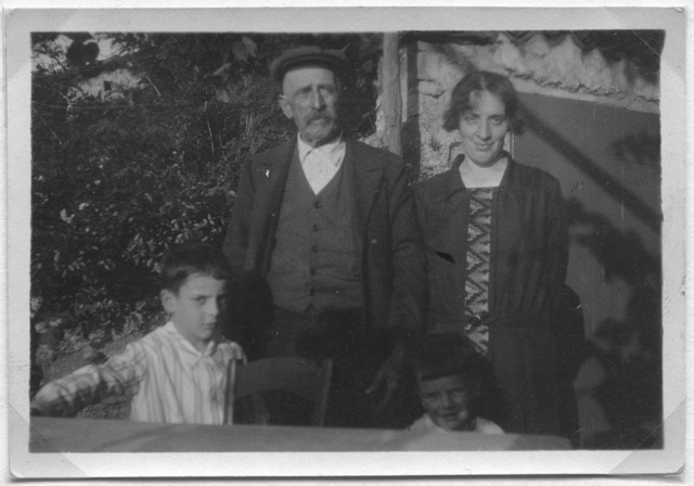 Barnaba Petralli e Maria Gianini con i figli all'aperto