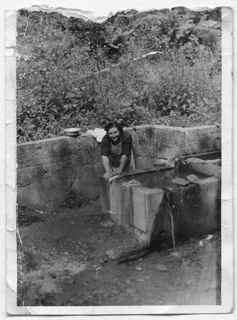 Agnese Gianini mentre lava i panni al lavatoio di Albumo