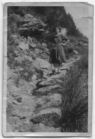 Ilda Maria Gianini sulla strada verso Piandanazzo con la gerla