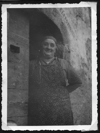 Maria Gianini davanti all'Osteria Centrale