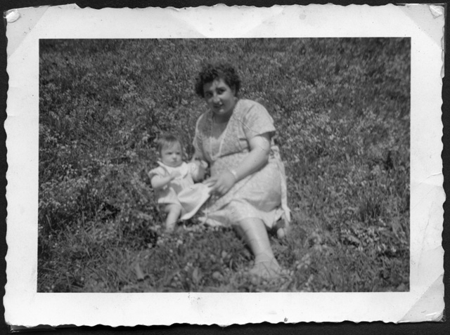 Agnese Gianini con il figlio Helios sopra a un prato