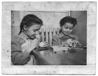 Due bambine mentre decorano le uova di Pasqua