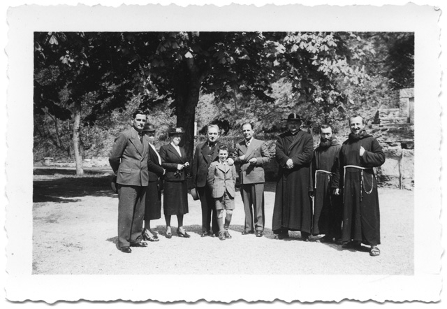 Famiglia Antonini in posa con frati del convento di Bigorio