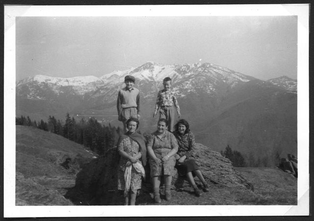 Gruppo in posa sopra a una roccia al Pian Sótt