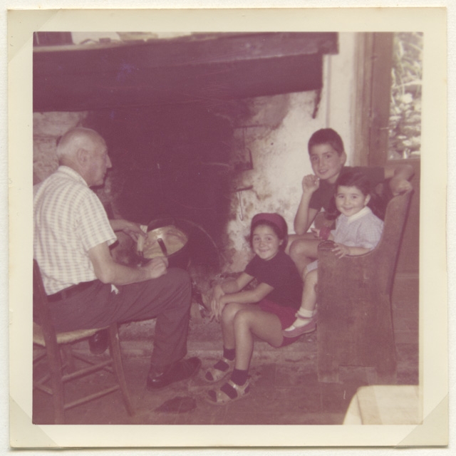 Attilio Petralli con i nipoti davanti al camino