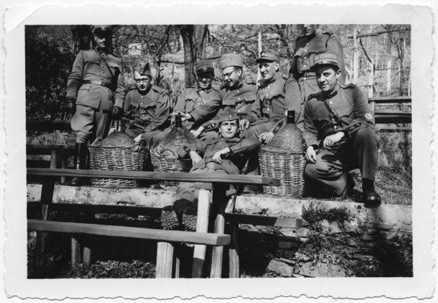 Militari in posa con damigiane