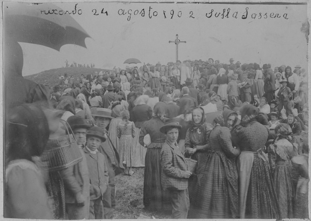 Fedeli radunati durante una celebrazione alla Sassèra