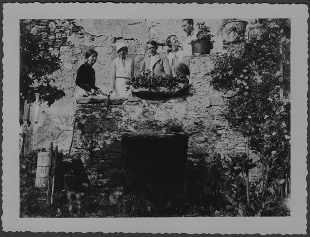 Mario e Irma Bernasconi con amici davanti a casa