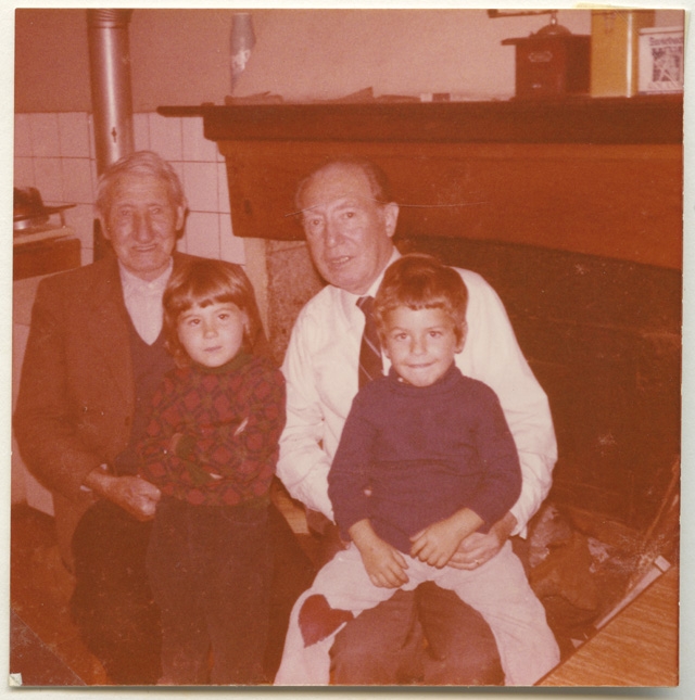 Ritratto di Federico e Fulvio Gianini davanti al camino