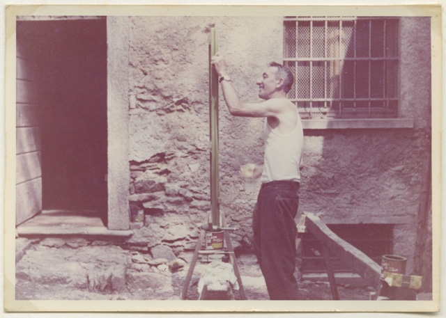 Ugo Gianini mentre vernicia una finestra