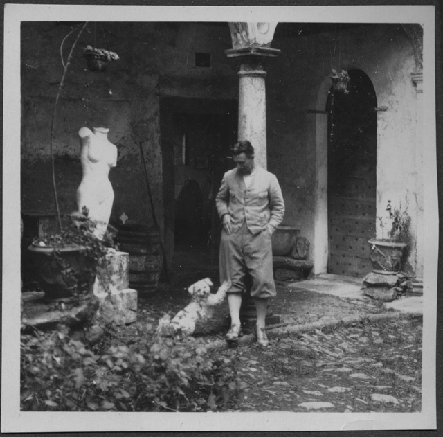 Mario Bernasconi con il cane davanti alla propria casa