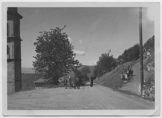 Gruppo di persone sulla strada a Bidogno