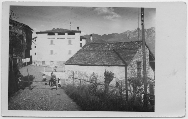 Bambini sulla strada a Bigorio