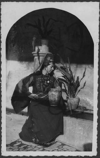 Irma Bernasconi Pannes in abiti tradizionali turchi