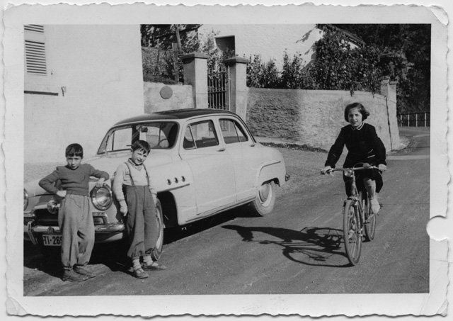 Mario Mari, Michele e Lilia Canonica giocano in strada a Treggia