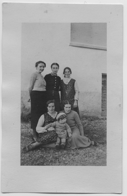 Gruppo di donne con bambino a Treggia