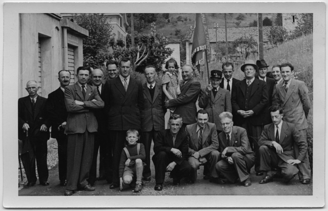 Gruppo con bandiera a Sala Capriasca