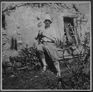 Mario Bernasconi con il cane nel giardino di casa