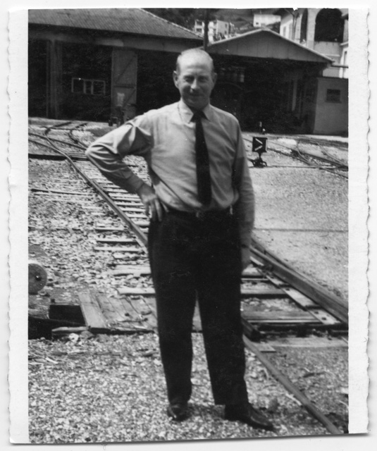 Capostazione Arnoldo Moresi sul piazzale della stazione di Tesserete