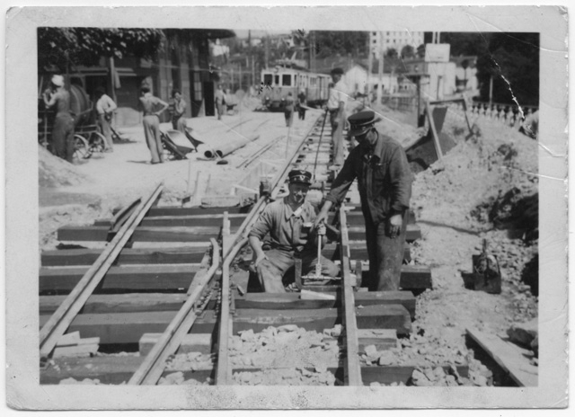 Arnoldo Moresi (al centro) durante i lavori di manutenzione dei binari alla stazione di Lugano