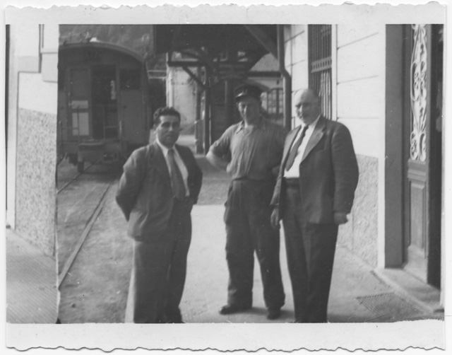 Arnoldo Moresi con due uomini alla stazione di Tesserete