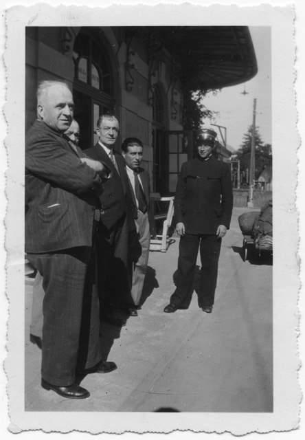 Gruppo di uomini alla stazione di Tesserete