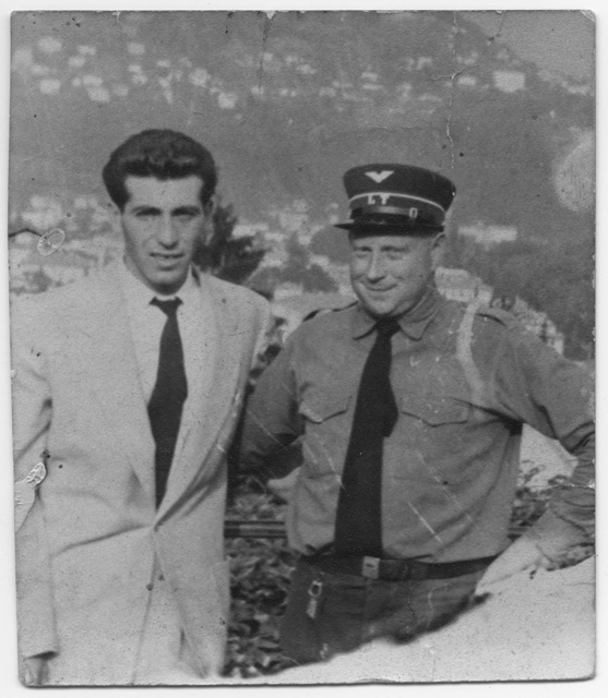 Capostazione Arnoldo Moresi in posa con un collega