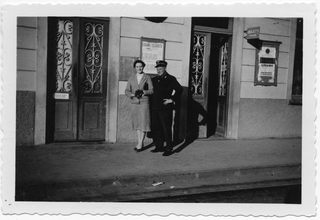 Il capostazione Arnoldo Moresi con la fidanzata Noemi alla stazione di Tesserete