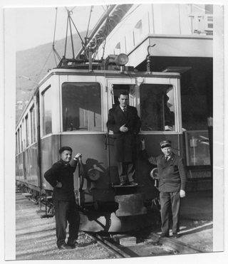 Uomini in posa con un tram a Tesserete