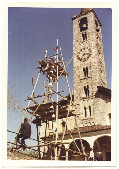Chiesa di Santo Stefano con la torre costruita in occasione della Festa della Gioventù