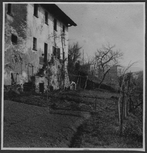 Mario Bernasconi nel giardino di casa