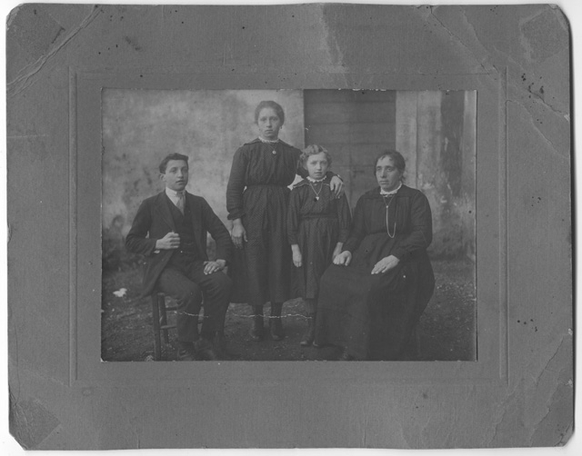 Eugenia Moresi in posa con i figli Angelina, Florinda e Arrigo