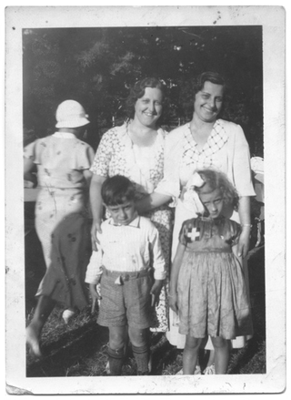 Donne in posa con due bambini