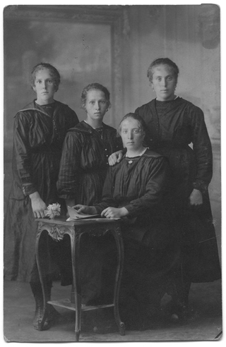 Quattro giovani donne in posa