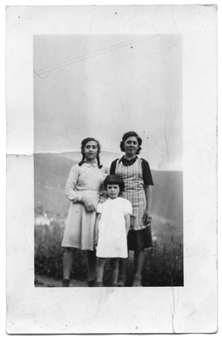 Donna con bambine in posa