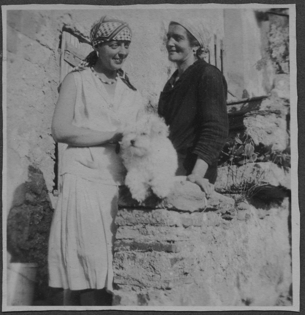 Irma Bernasconi Pannes con un'anziana contadina