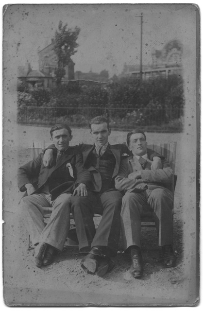 Arrigo Moresi in posa con due amici