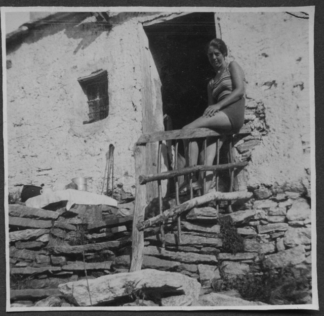 Irma Bernasconi Pannes davanti a una cascina